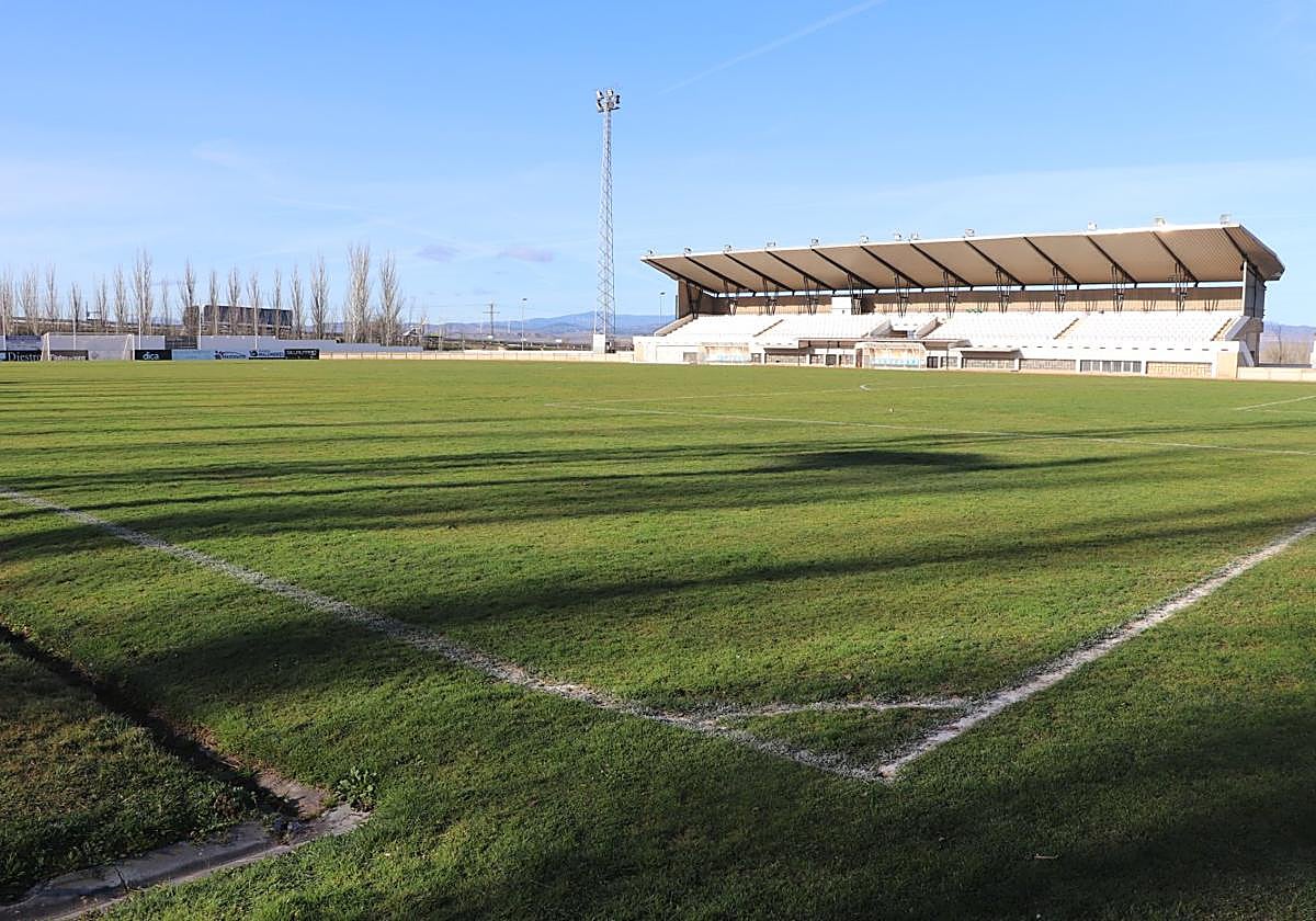La actuación sustituirá el tapete natural por hierba artificial, además de mejorar el bajo graderío.