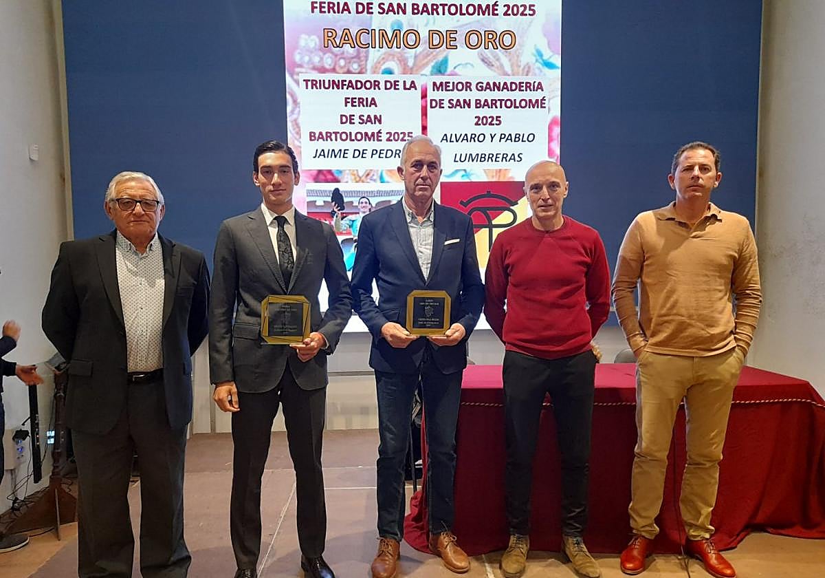 Aldeanueva entrega los premios taurinos 'Racimo de Oro'