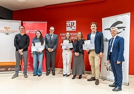 Los tres alumnos premiados con representantes de la Cátedra de la Empresa Familiar y la rectora de la Universidad de La Rioja, Eva Sanz Arazuri.