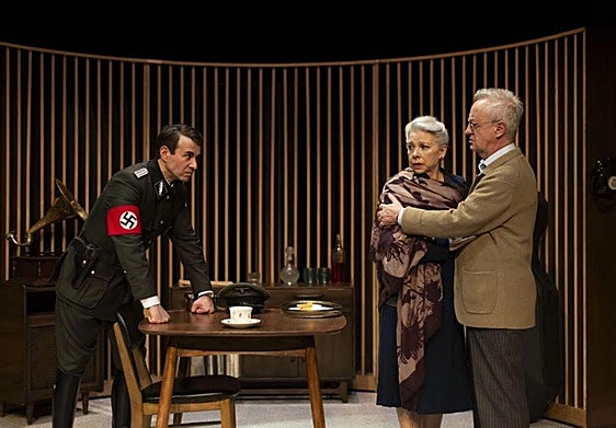 Daniel Muriel, Kiti Mánver y Carlos Hipólito, en una escena de 'Música para Hitler'.