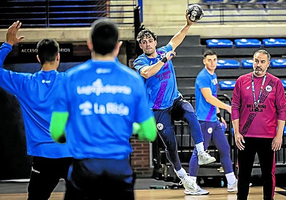 Oriol Zarzuela lanza desde el extremo derecho durante un entrenamiento del Dicorpebal en el Palacio de los Deportes.