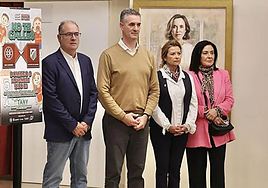 Fernando Martínez, primero por la izquierda, en la presentación de una campaña en el Ayuntamiento logroñés.