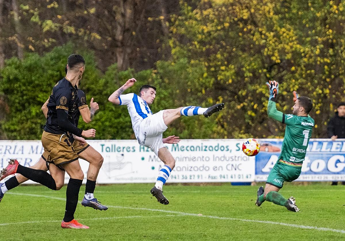 El meta del Alfaro intenta frenar el disparo de Villos.