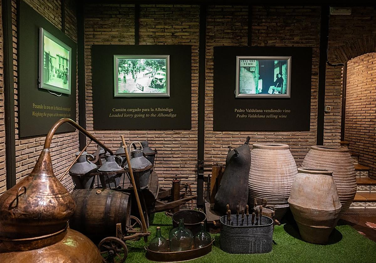 Imagen principal - Utensilios de hace 100 años, Juan Jesús Valdelana, actual propietario y las vistas desde el Jardín de Variedades