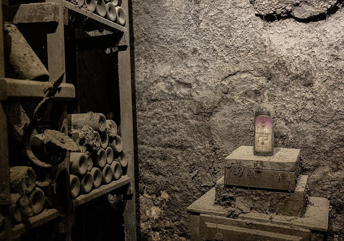 Varias botellas reposan en uno de los calados del siglo XV de Bodegas Valdelana.