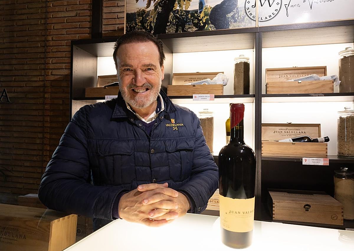 Imagen secundaria 1 - Utensilios de hace 100 años, Juan Jesús Valdelana, actual propietario y las vistas desde el Jardín de Variedades