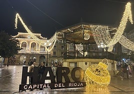 La Plaza de la Paz de Haro lucía ayer espectacular después del encendido navideño ante decenas de personas.