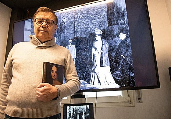 Marcelino Izquierdo ante una fotografía de Jacinta y Baldomero en la bodega de su amigo Murrieta.