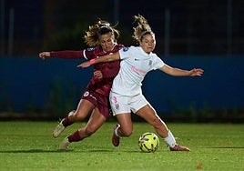 Xime presiona a Laborde en el partido en el que el DUX perdió por un penalti 'in extremis'.