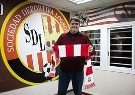 Jesús Félix Espinosa muestra una bufanda blanquirroja en la sede de la SD Logroñés.