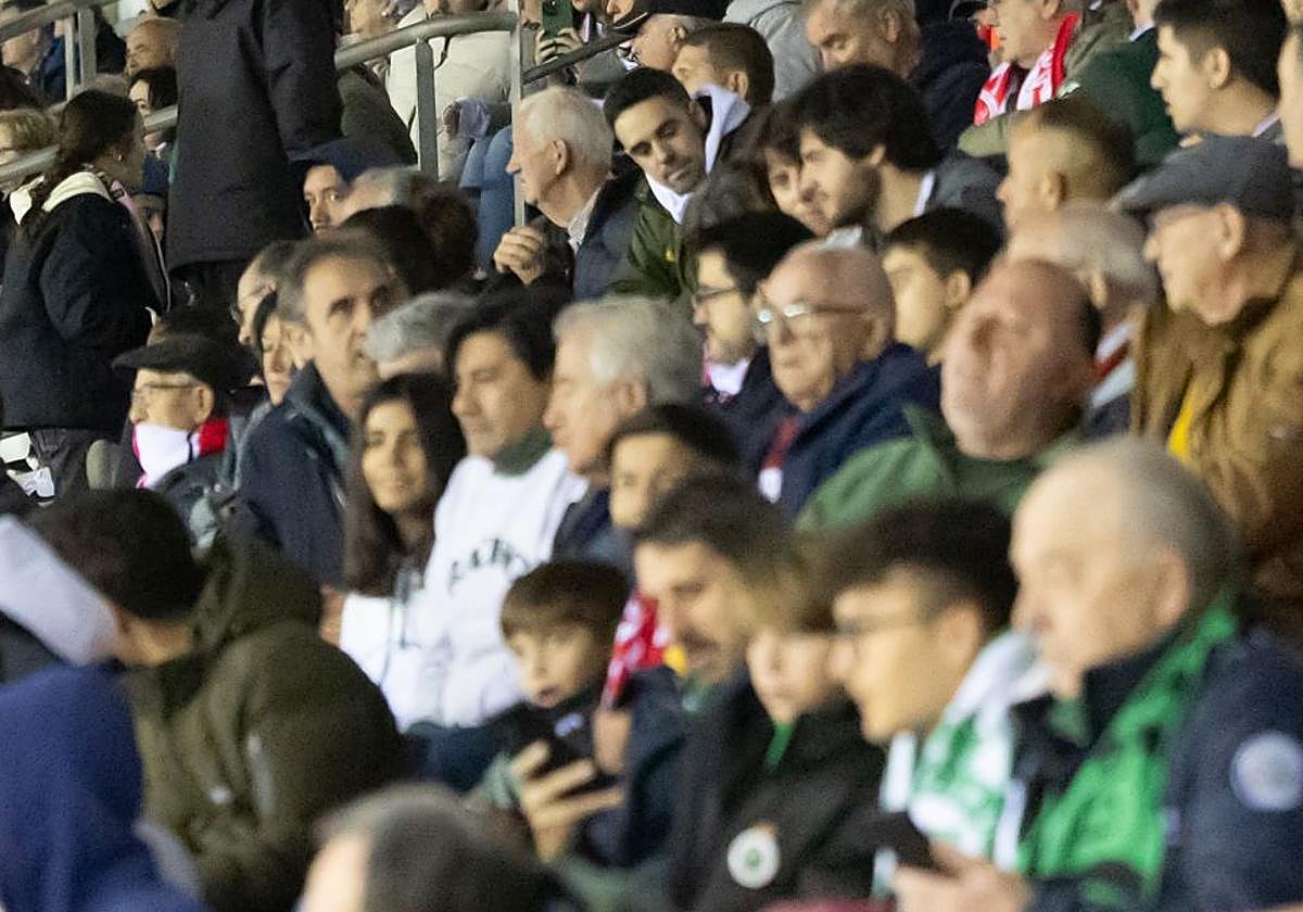 Aficionados en un campo de fútbol de La Rioja.
