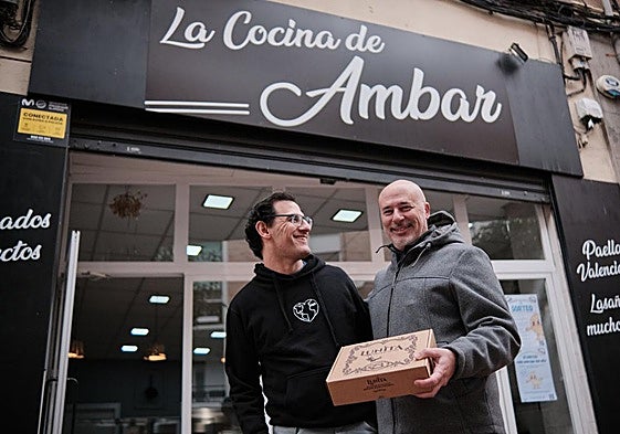 Solidaridad. Eloy Zaatar y Damián Santiago, en el obrador con una caja de las empanadas.