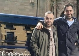 Jaime Castillo y Pablo Fernández, junto a uno de sus vehículos.