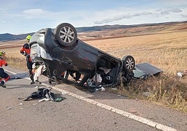 Vuelca un coche en un accidente en la LR 205