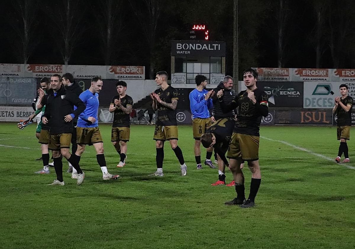 El Alfaro celebró el triunfo vistiendo la camiseta del 50 aniversrario de su campo.