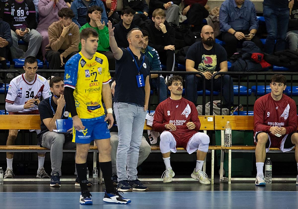 Miguel Ángel Velasco protesta una acción desde el banquillo.