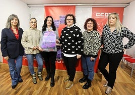 Responsables de partidos y sindicatos que forman la Plataforma 8M y que este lunes han leído el manifiesto de la concentración del 25N.