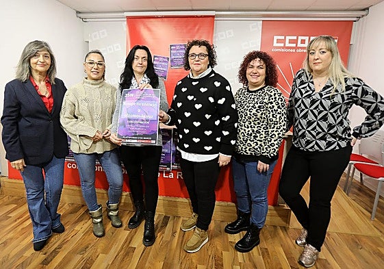 Responsables de partidos y sindicatos que forman la Plataforma 8M y que este lunes han leído el manifiesto de la concentración del 25N.