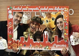 El presidente de la Asociación de Belenistas, Luis Javier Jiménez Vela, Perseido y su dragón Ori, y la concejala de Festejos, Laura Rivas, este lunes.