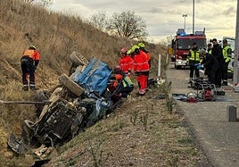 Los Bomberos proceden a la excarcelación de la víctima, atrapada en el vehículo siniestrado.
