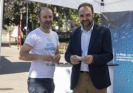 José María Infante, a la derecha, durante la presentación de un programa de ahorro de agua.