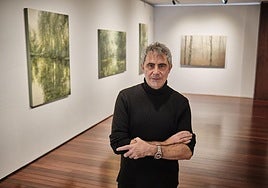 Juan José Ortega posa ante sus cuadros, en el Centro Fundación Caja Rioja Gran Vía.
