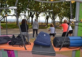 Participantes, en las clases de actividad física para personas mayores del Ayuntamiento este verano.