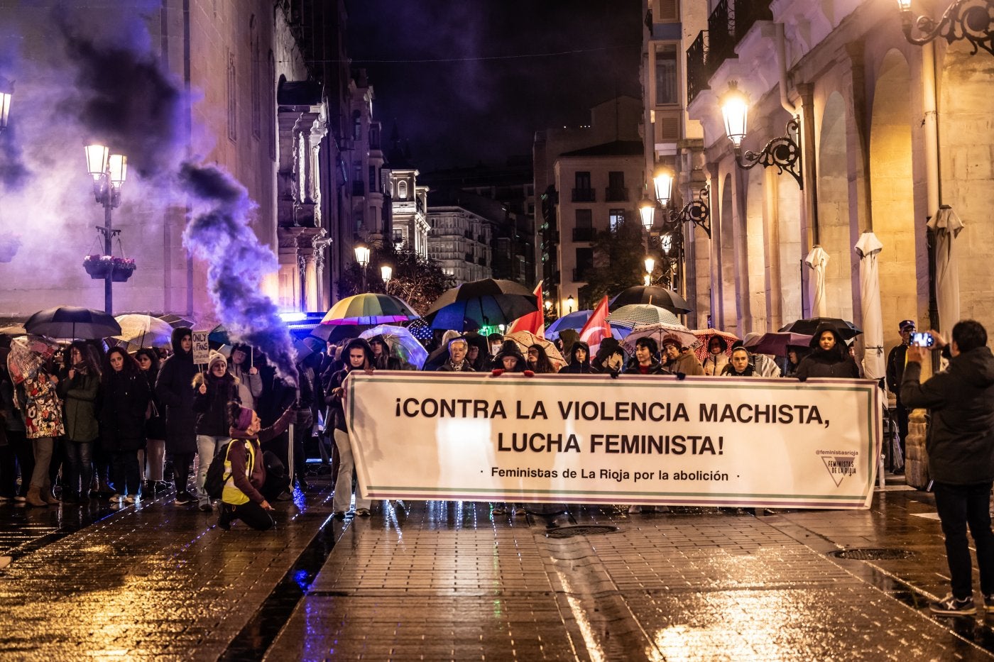 Arranque de la manifestación que discurrió por el centro de la capital riojana a pesar de la lluvia.