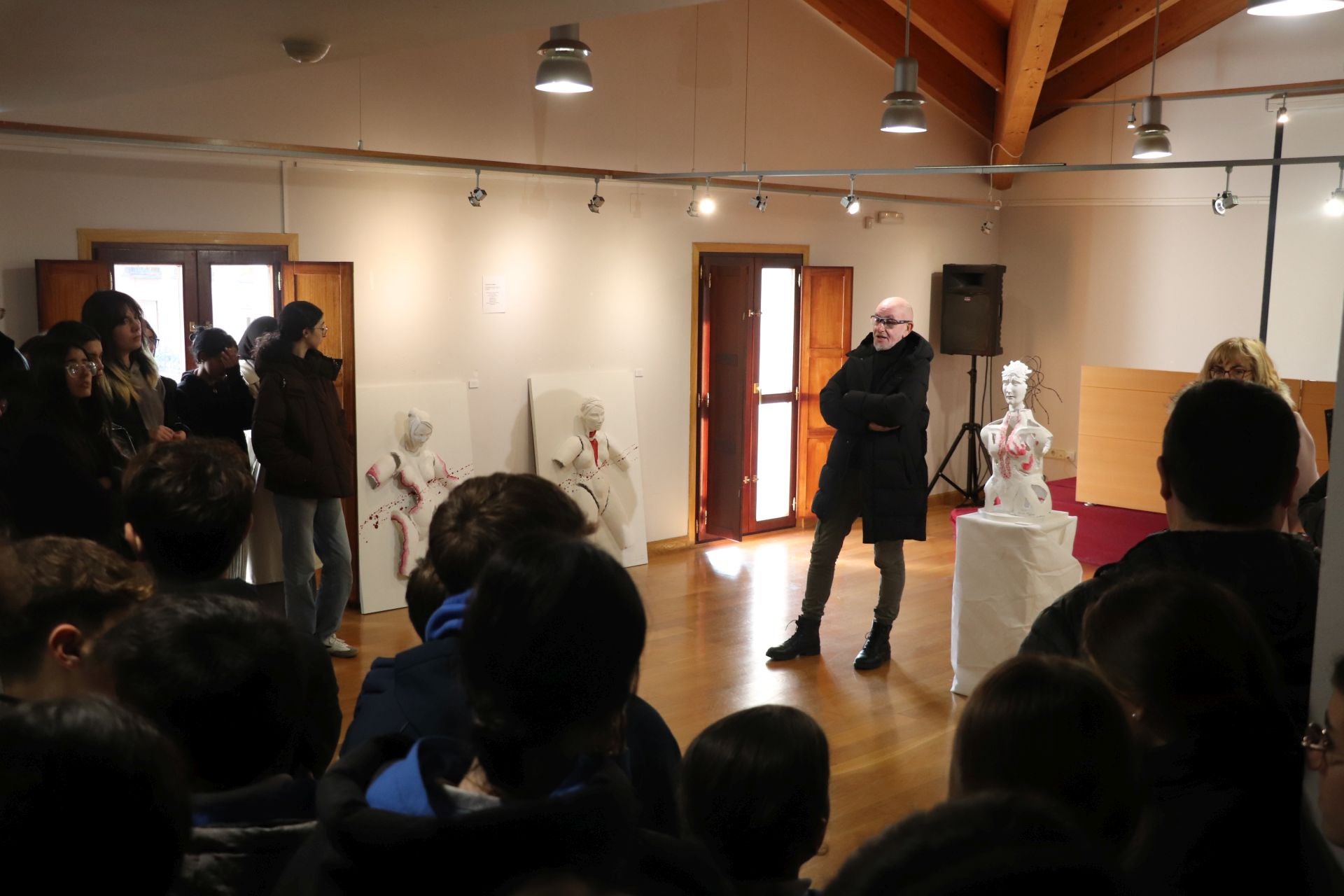 Alfaro | Visita a la exposición 'Doce' comentada por su autor, el escultor Emilio San Andrés. Reproduce imágenes que aluden a las doce asesinadas en los cuatro meses mientras trabajaba en la colección