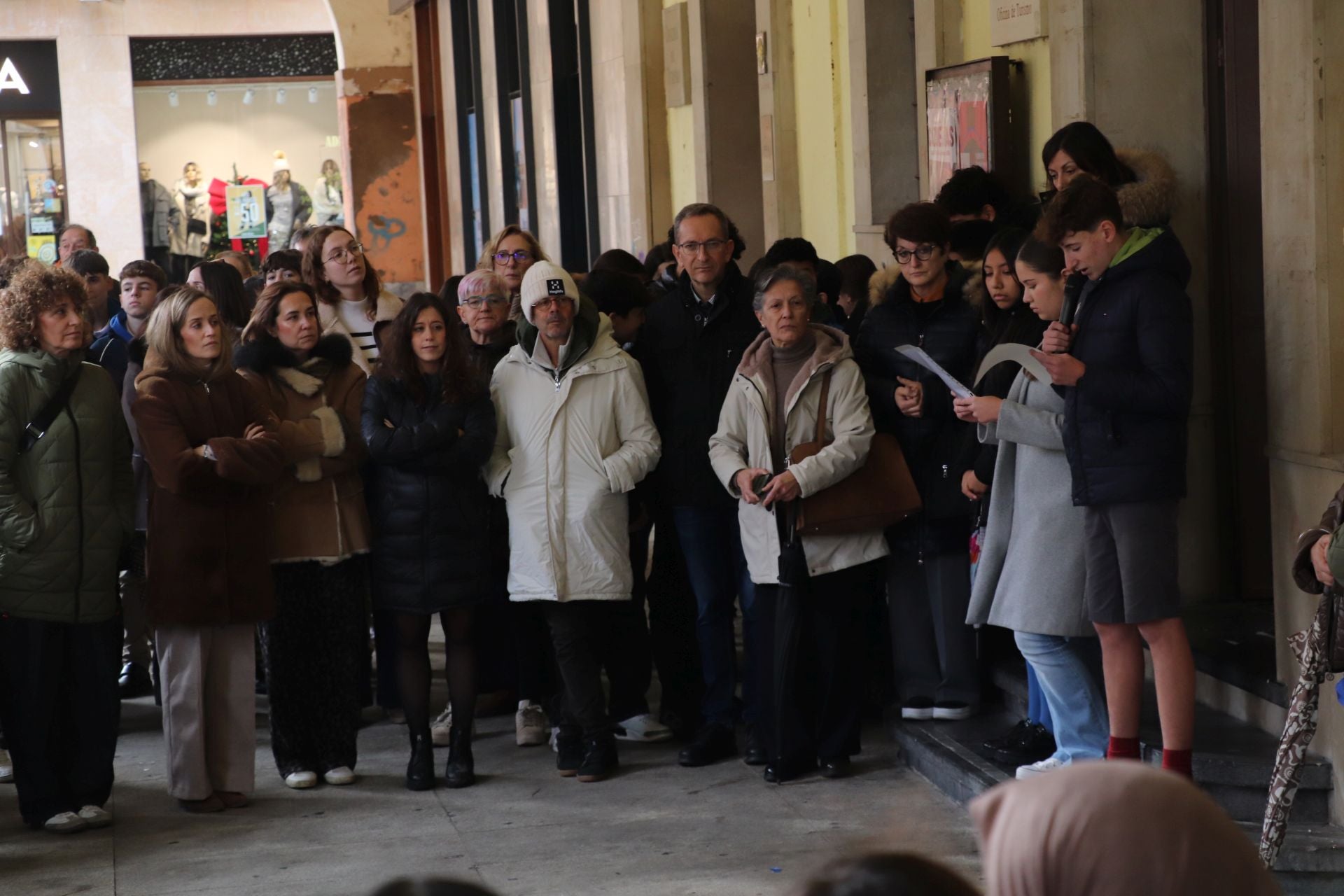 Alfaro | Los alumnos de 3º y 4º de la ESO del IES Gonzalo de Berceo y de los colegios La Salle-El Pilar y Amor Misericordioso leen el manifiesto por el 25-N en los soportales de la plaza de España.