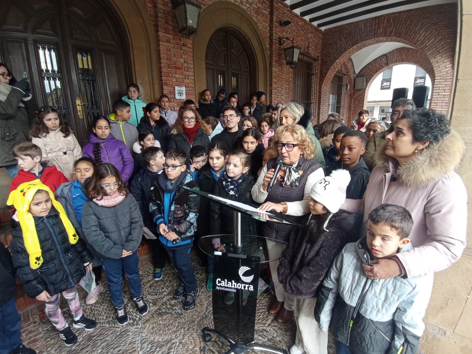 Calahorra | Lectura del manifiesto contra la violencia machista en los porches del Ayuntamiento.