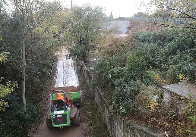 Una máquina circula por el parque en el resto de la obra.