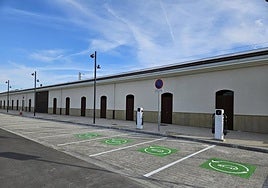 Edificio de la estación de autobuses y puntos de recarga de vehículos.