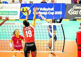 Viki Vivas remata ante el bloqueo de Beatriz Santos.