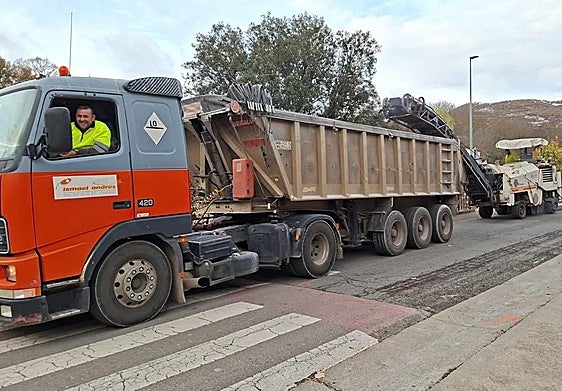 Los operarios trabajan en la obra de la carretera.