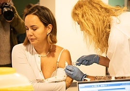 Una mujer, en el punto de vacunación sin cita previa de Logroño.