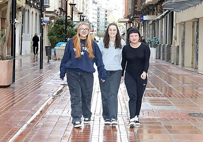 Verónica Lloclla, Marta Fernández y Julissa Cortez caminan juntas a pocos metros de la sede de la Fundación Pioneros.