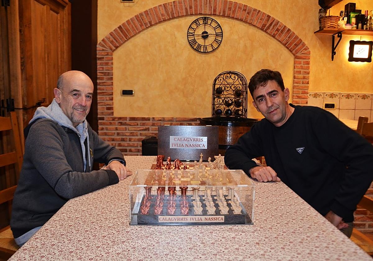 José Luis Cinca, presidente de Amigos de la Historia, y Fernando Barco, con el ajedrez de Calahorra.