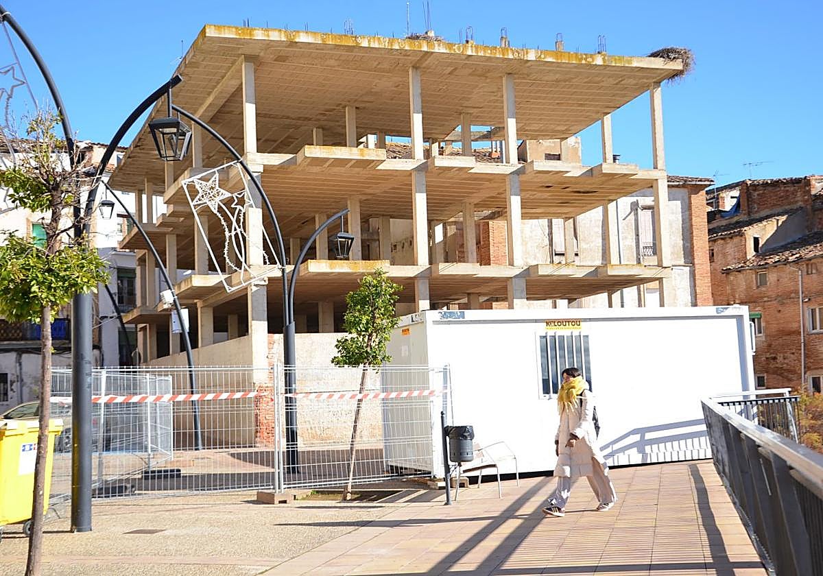 Caseta y vallas, colocadas para comenzar las obras.