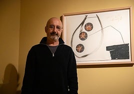 El artista Rafa Pérez posa ante uno de sus lienzos expuestos en el Museo de La Rioja.