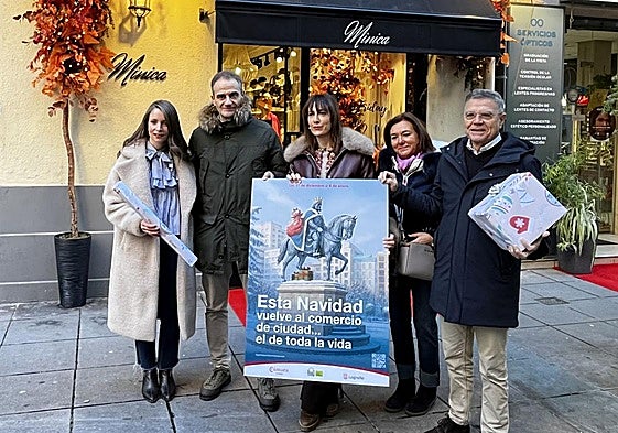 Representantes de los comerciantes, el Ayuntamiento y la Cámara de Comercio, en la presentación de la campaña.