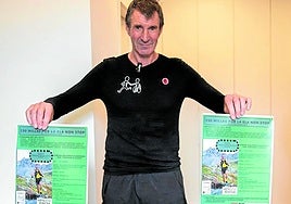 Magaldi posa con los carteles de su próximo reto navideño '150 millas non stop' para Vencela.