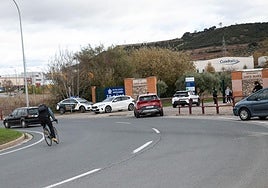 La Guardia Civil, en la rotonda de Puente Madre este jueves.
