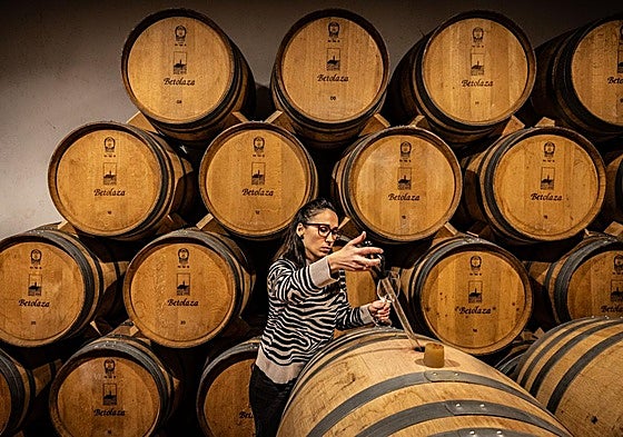 Clara Ibaibarriaga toma una muestra de las barricas