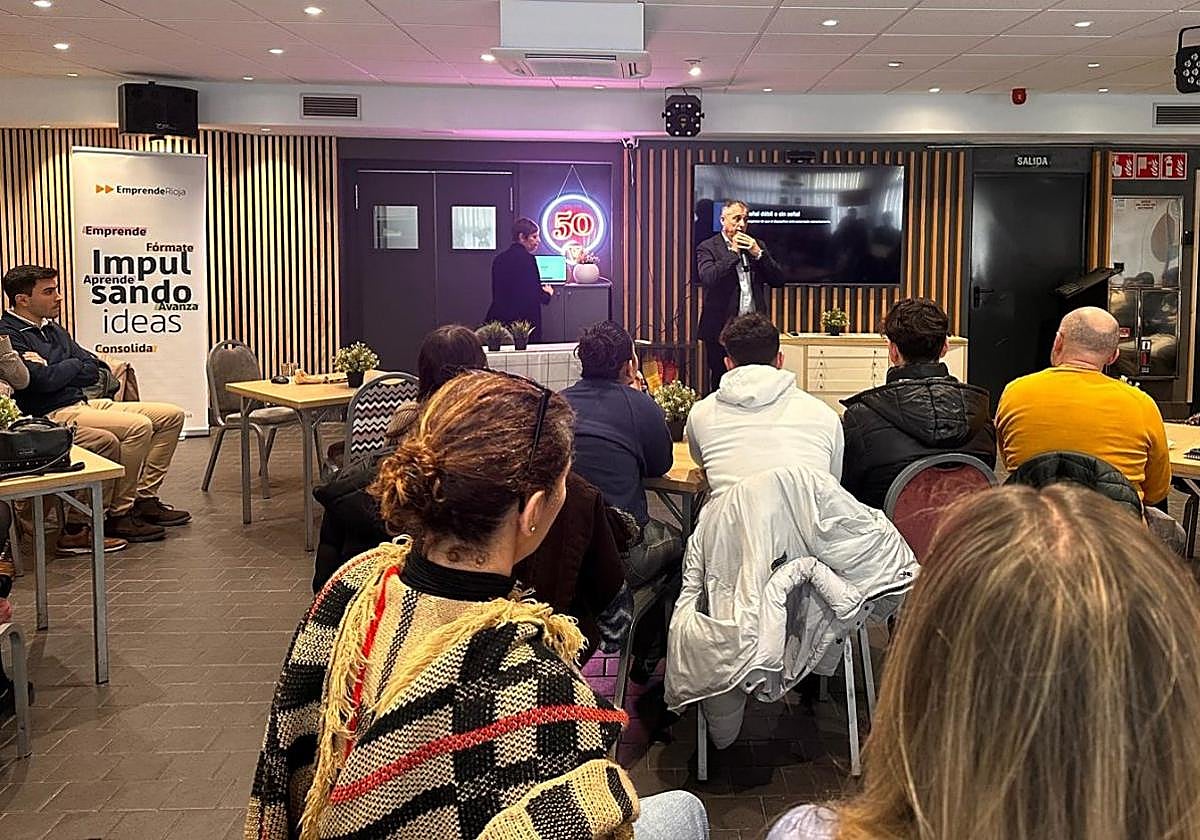 Demetrio Domínguez, del Victoria, fue uno de los ocho emprendedores que compartieron su experiencia.