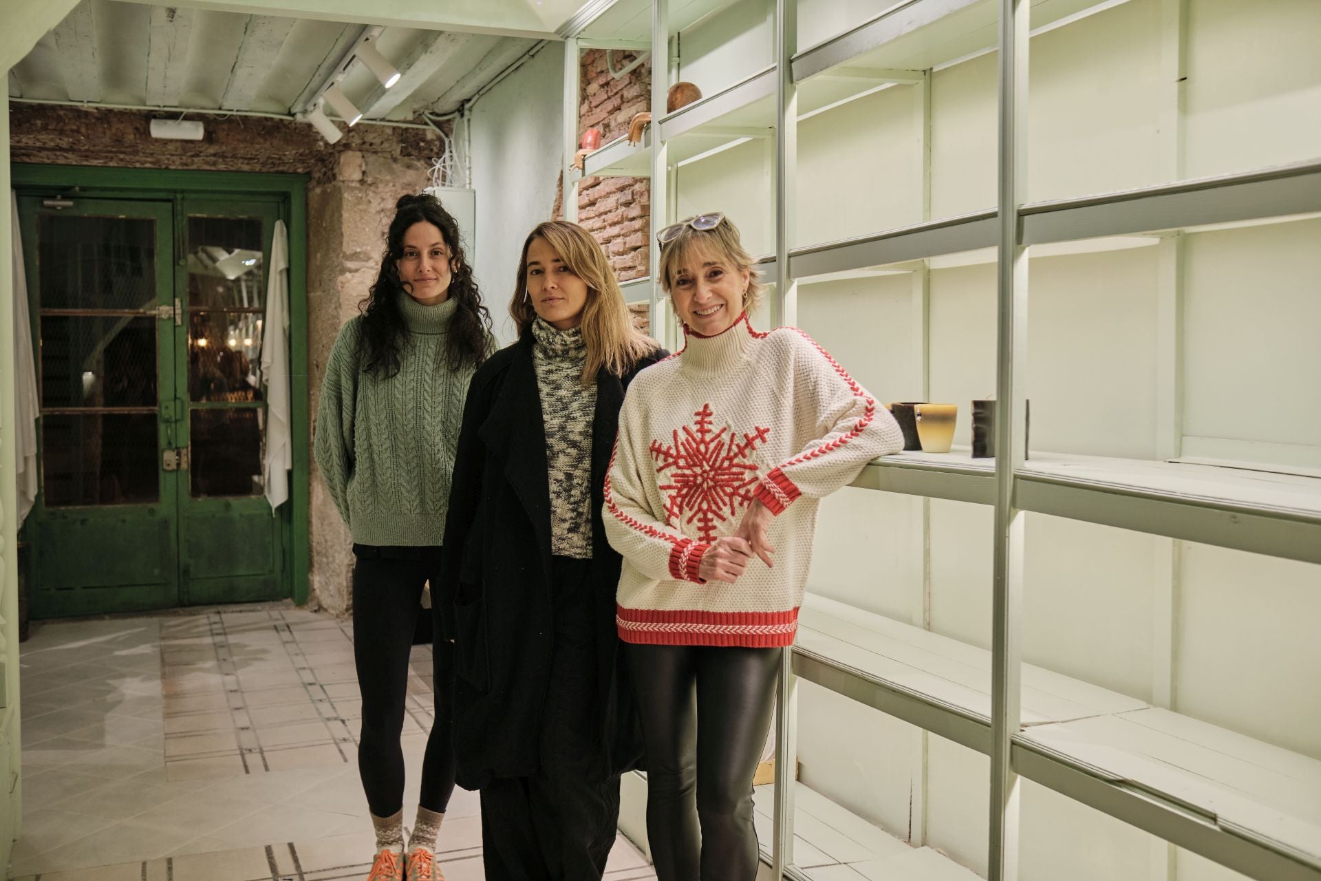 Madre e hijas en el interior del futuro 'Lanchares El Mercado' (donde estaba 'La Galería').