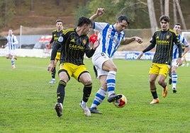 Orodea controla el esférico.