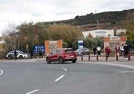 La Guardia Civil vigila la glorieta de Puente Madre en la salida de los alumnos de Marianistas el pasado jueves.