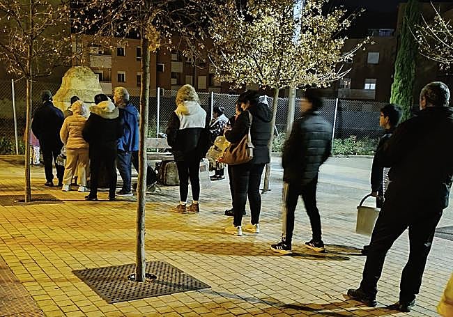 Vecinos de Villamediana hacen cola para captar agua de una fuente.