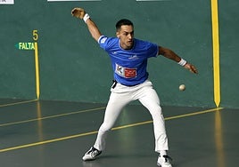 Javier Zabala se dispone a golpear la pelota.